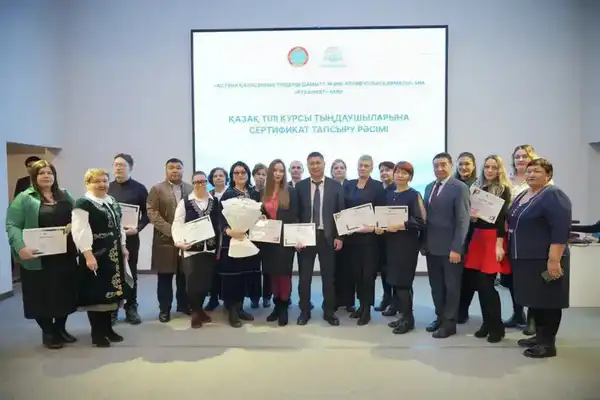 В Астане состоялась торжественная церемония вручения сертификатов слушателям курсов казахского языка (9)