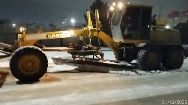 Плюсовая температура днём и морозы ночью: коммунальные службы усилили уборку в Астане (3)