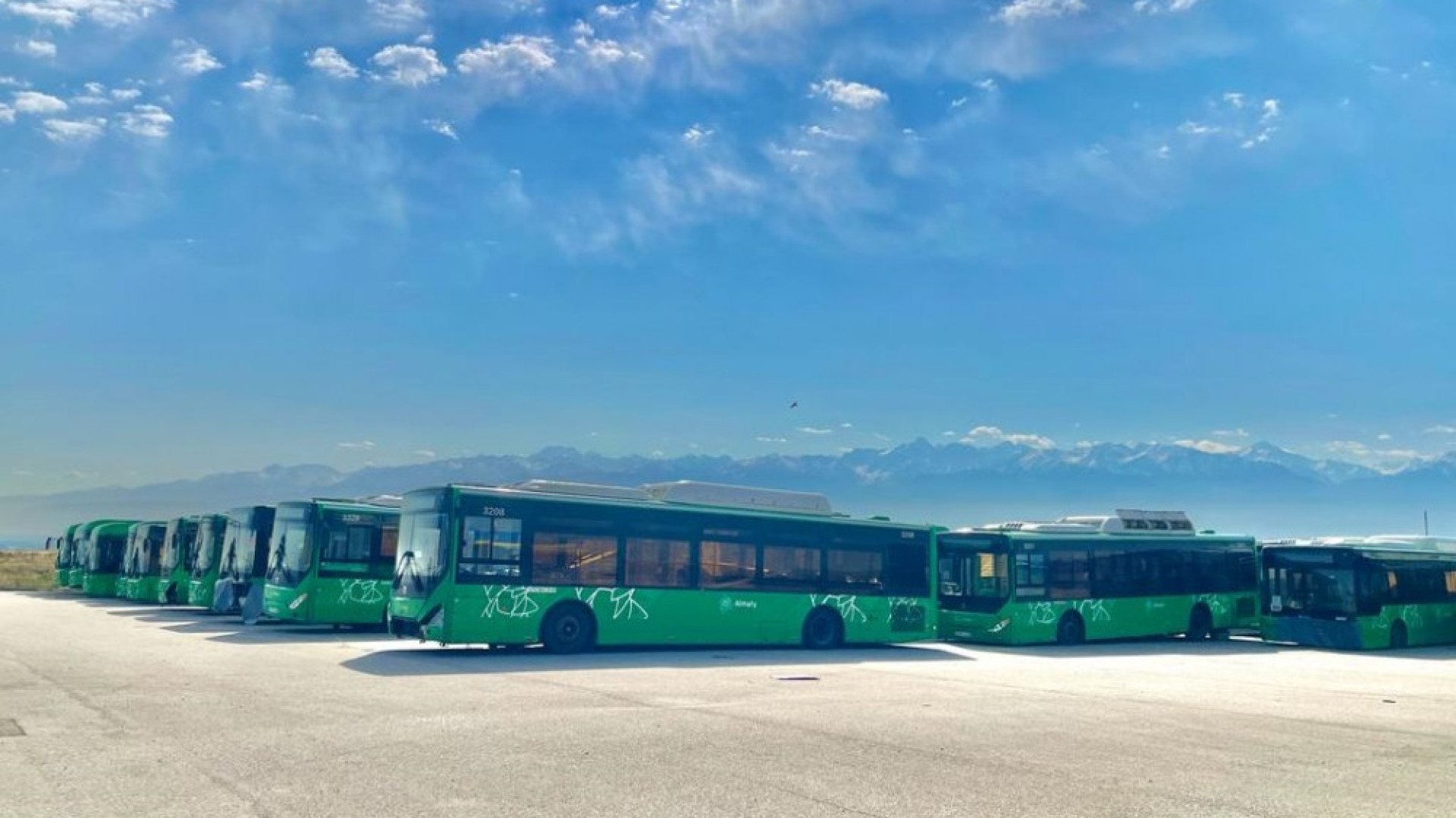 Кладбище автобусов под Алматы. Фото ©️ Шокан Алхабаев