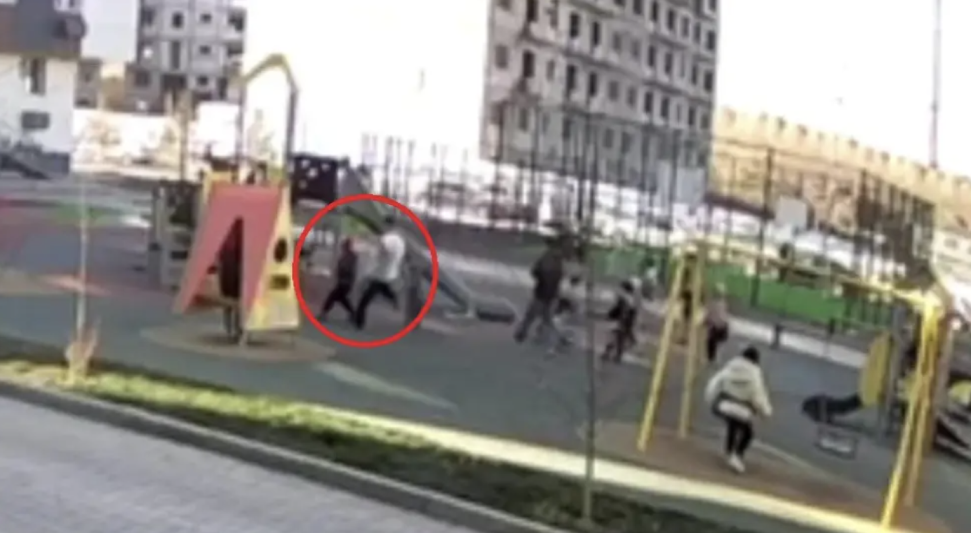 мужчина пнул ребенка на детской площадке
