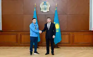 Премьер-министр Казахстана вручил орден «Құрмет» чемпиону Сурдлимпиады Еркебулану Канафину и его тренеру