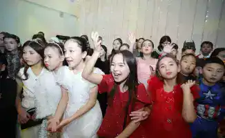 250 детей наслаждаются новогодним праздником в Актау с подарками от Президента