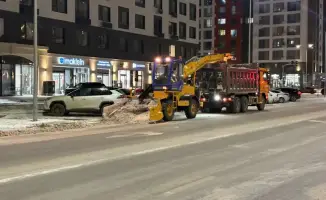 В Астане более 1 200 единиц спецтехники работают над уборкой снега в ночное время