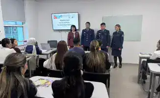 Обсуждение правонарушений и правовых знаний на встрече сотрудников уголовно-исполнительной системы со студентами в Мангистау