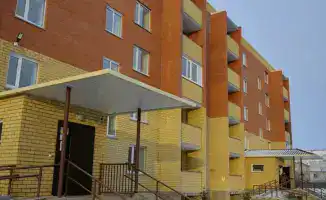 Аким Павлодарской области Асаин Байханов проверил ход строительства новых домов и реконструкции детского сада в Экибастузе.