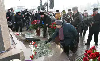 Цветы памяти: Аким Алматы почтил героев независимости у монумента «Тәуелсіздік»