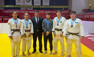 Чемпионат Казахстана по дзюдо среди юниоров Астана завоевала золото в смешанных командах