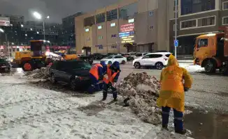 В Астане продолжается активная борьба со снегом с использованием более 1,4 тысячи единиц коммунальной техники
