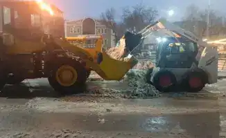 Коммунальные службы Астаны используют 3 500 тонн соли для борьбы с гололедом, обеспечивая безопасность на дорогах