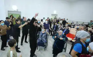 Праздничное мероприятие для пожилых людей: Глава региона отметил Новый год с получателями услуг Центра специальных социальных услуг № 2