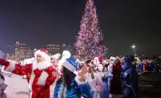 Шымкент в огнях: город встречает Новый год с зимней сказкой на площади "Астана"