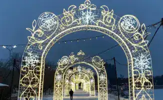 Новогодняя атмосфера в Караганде световые инсталляции оформление парков