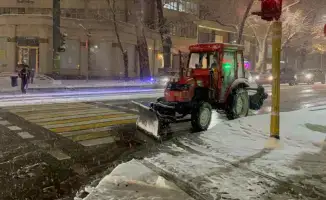 Алматы убирает снег после сильного снегопада