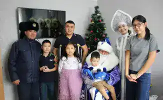 Дед Мороз в лице начальника полиции ВКО поздравил детей сотрудников-героев с Новым годом