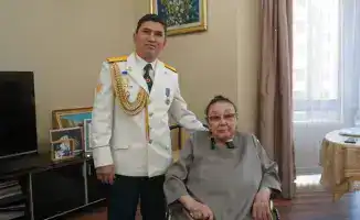 Алматы: военнослужащие поздравили Тулегенову с юбилеем