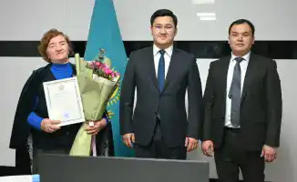 Патриотизм в Туркестанской области 75 летняя женщина убирает улицы и сажает цветы