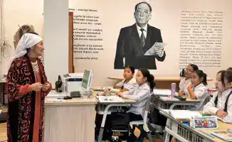 Бабушки-волонтеры в Астане провели мастер-класс по рукоделию для школьников, обучая их созданию новогодних игрушек