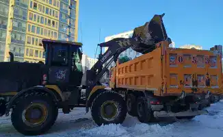 Снег убирают в Астане круглосуточно
