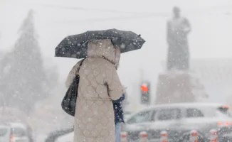 Алматы под снежным одеялом: горожане шутят о зимних приключениях