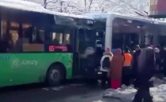 В Алматы автобус протаранил троллейбус, стоявший на остановке: пострадала 59-летняя женщина