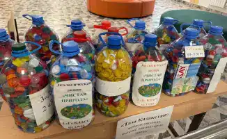 Астана: школьники собирают пластиковые крышки для помощи детям