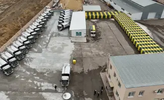 Аким Мангистауской области представил новую технику для сбора и вывоза мусора