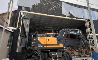 Снос незаконного двухэтажного здания в Алматы: новое здание под угрозой