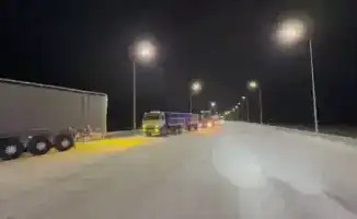 Полицейские сопровождают грузовики в Жетысу