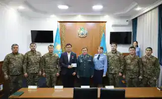 Акт героизма на реке Есиль: как смелость одного человека вдохновляет общество на помощь другим