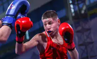 Казахстанский боксер Оразбек Асылкулов жестко нокаутировал соперника на чемпионате мира в весовой категории до 57 килограммов