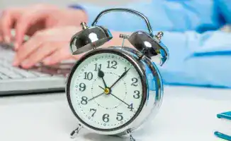 В Министерстве труда и социальной защиты населения разъяснили порядок оплаты труда в выходные и праздничные дни, а также в ночное время. Согласно действующему законодательству, работа в выходные дни оплачивается не менее чем в двойном размере. Если работн