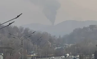 Крупный пожар в Медеуском районе Алматы: огонь охватил два здания и три автомобиля
