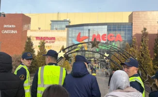 Торговый центр Mega Park в Алматы: люди покидают 'остров спокойствия' в ожидании 'бури'