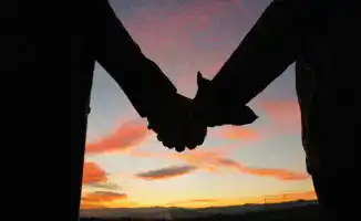 В Казахстане разрешили мужчинам держаться за руки, но поправки о пропаганде нетрадиционных отношений могут ограничить свободу выражения чувств.