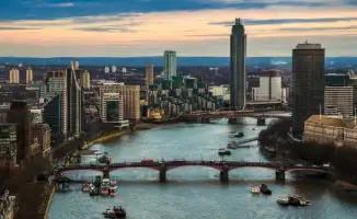 Новая глава MI6 предупреждает о растущей угрозе со стороны России, включая планы покушений, диверсии, кибератаки и манипулирование информацией, что указывает на изменение 'линии фронта' в современных конфликтах.