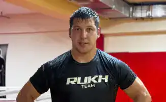 Казахстанский боец UFC Дияр Нургожай, который завоевал контракт в претендентской серии Даны Уайта, готовится к своему возвращению в октагон на турнире UFC 326. Его выступление ожидается с большим интересом после успешного дебюта.