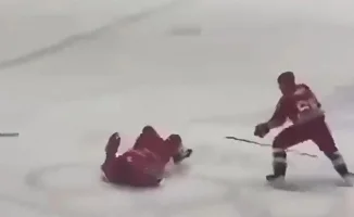 Президент Беларуси Александр Лукашенко упал во время хоккейного матча после столкновения с партнёром по команде, трибуны замерли в ожидании.