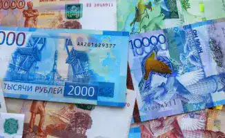 Слабый рубль: Эксперты оценивают последствия для Казахстана на фоне падения цен на нефть в России