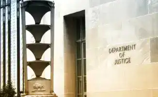 Исчезновение файлов по делу Эпштейна: фото с Трампом и документы Минюста США