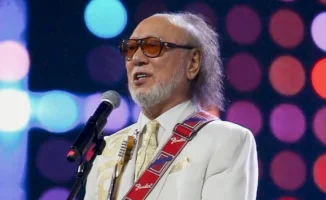 Солист ансамбля 'Дос-Мукасан' Мурат Кусаинов лишился звания, что вызвало бурное обсуждение в социальных сетях. Министерство культуры объяснило своё решение, однако подробности остаются неясными. Пользователи интернета выражают удивление, учитывая популярн