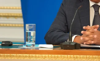 Президент Евросовета Антониу Кошта прибыл в Казахстан, где его встречают с почестями: он проходит мимо караула по голубой дорожке, что символизирует укрепление отношений между Европой и Казахстаном.