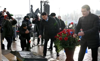 В Алматы прошла церемония возложения цветов к Монументу Независимости в честь Дня независимости