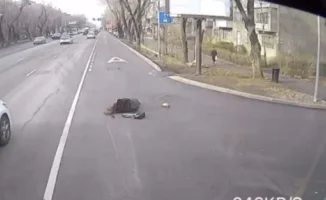 В Алматы водитель автобуса отвлекся на телефон и сбил девушку на пешеходном переходе. Инцидент зафиксирован камерами видеонаблюдения, которые показали, что водитель общественного транспорта не заметил пешехода из-за отвлечения на мобильное устройство. В р