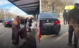 Смерч на дороге: BMW врезался в остановку, оставив за собой следы беды в Алматы