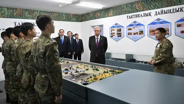 Токаев посетил военную школу-интернат