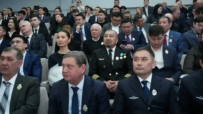 Пилот авиаотряда МЧС награждён нагрудным знаком «Құрметті авиатор» (3)