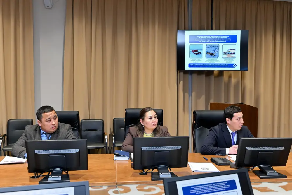 Аким области Абай проводит прием руководителей управлений, где заслушивает отчеты (4)