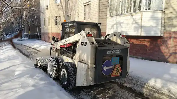 Около двух тысяч единиц спецтехники заняты в уборке снега в Астане (10)