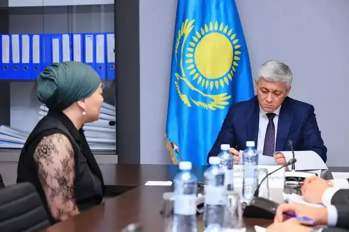 Проблемы ЖКХ и получения земли обсудили на приёме жители с Ермаганбетом Булекпаевым (3)