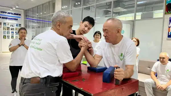 Столичные пенсионеры соревновались в армрестлинге (2)